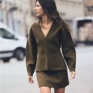 Olive Green fitted waist cardigan NWT 🫒